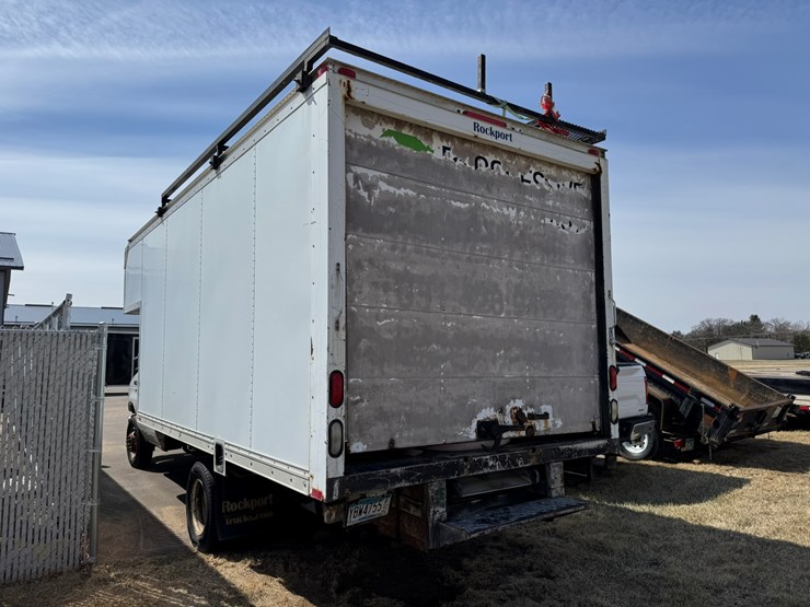 2010-ford-e350-image-2