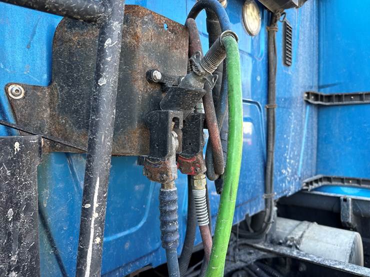 #2199-•-2020-international-a26-sleeper-cab-truck-tractor-image-23