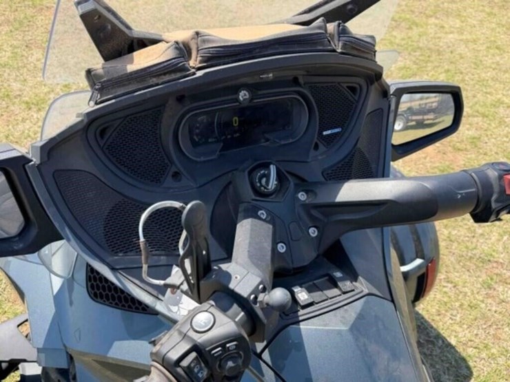 2018-can-am-spyder-rt-ltd-3-wheel-motorcycle-image-25