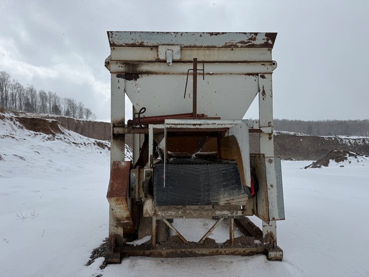 #2210-•-fabtek-14'x96"x128"-feeder-bin-image-17