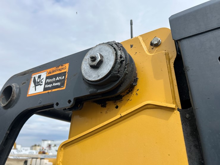 2020-deere-332g-image-28