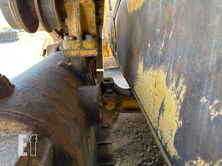 2011-caterpillar-d6t-image-34