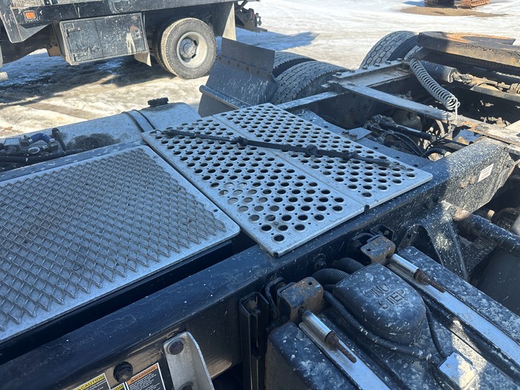 2017-kenworth-t680-image-24