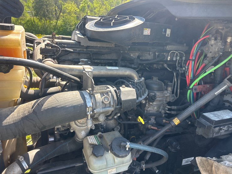 2015-freightliner-cascadia-125-image-10