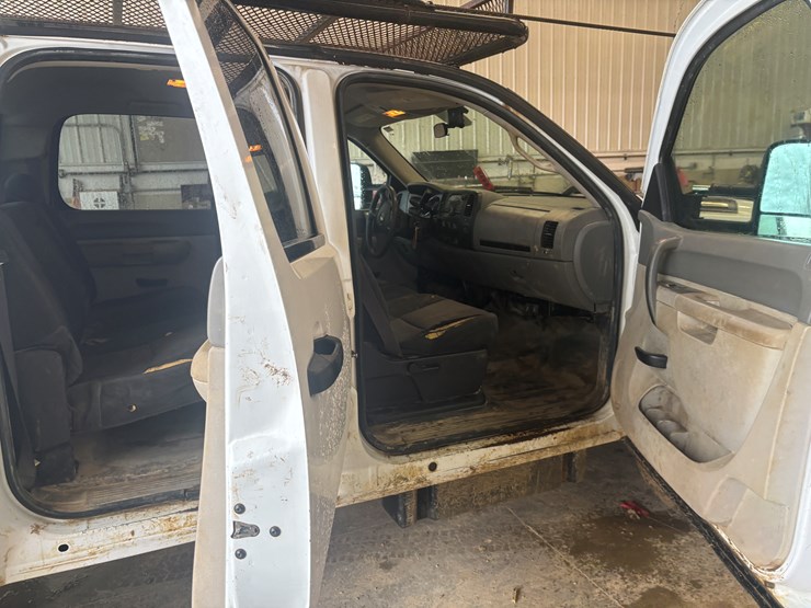 2013-chevrolet-3500-image-45