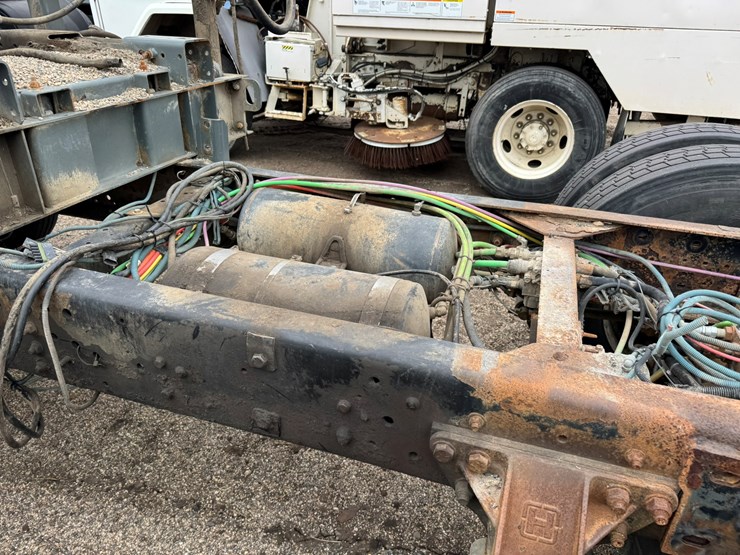 2005-gmc-t7500-image-23