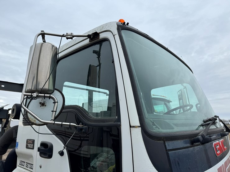 2005-gmc-t7500-image-13