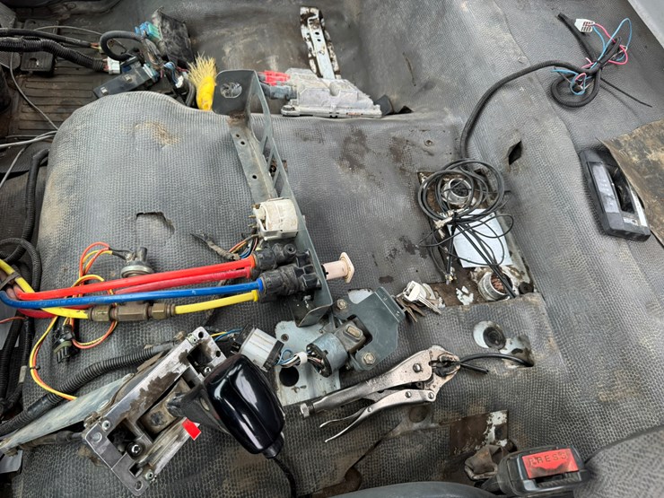 2005-gmc-t7500-image-31