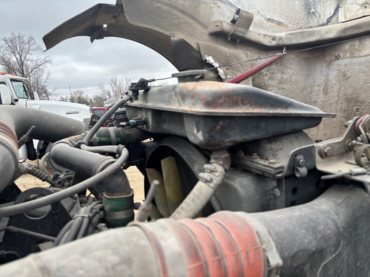 2004-kenworth-w900-image-32