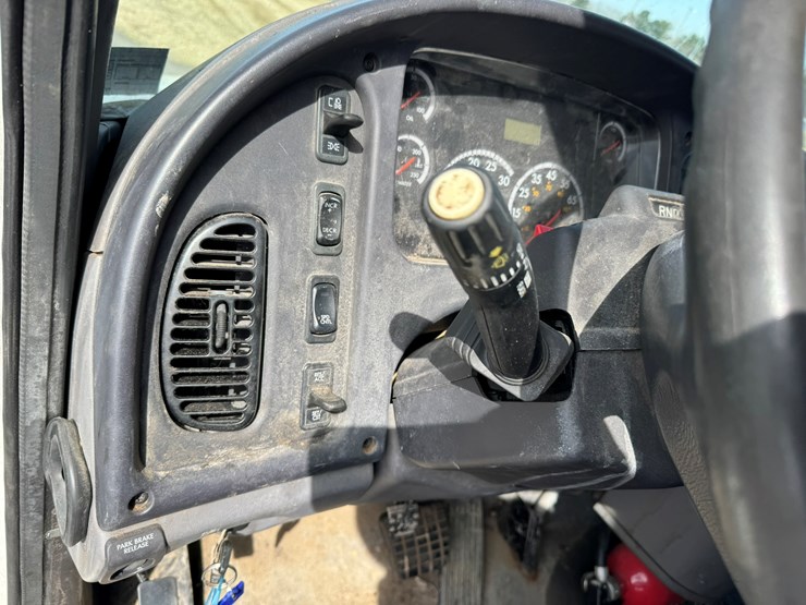 #2160-•-2006-freightliner-business-class-m2-box-truck-image-34