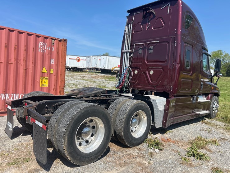 2015-freightliner-cascadia-125-image-7