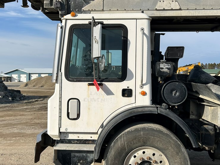 #2237-•-2006-mack-tri-axle-concrete-placement-truck-image-11