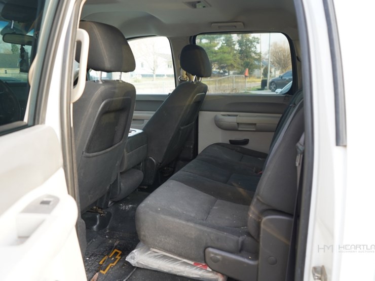 2011-chevrolet-3500hd-image-9