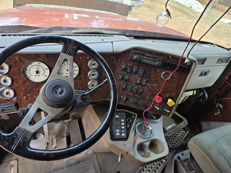 #1515-•-2005-international-9400i6x4-sleeper-cab-truck-tractor-image-45