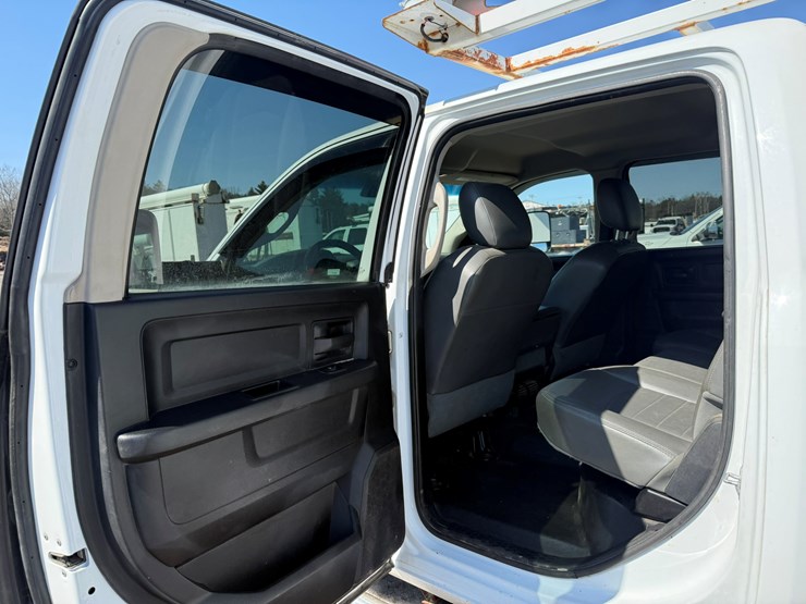 #1061-•-2016-ram-5500-heavy-duty-service-truck-image-24