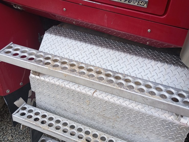 2012-massey-ferguson-8-image-35