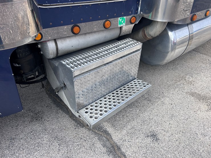 2000-peterbilt-379-image-11