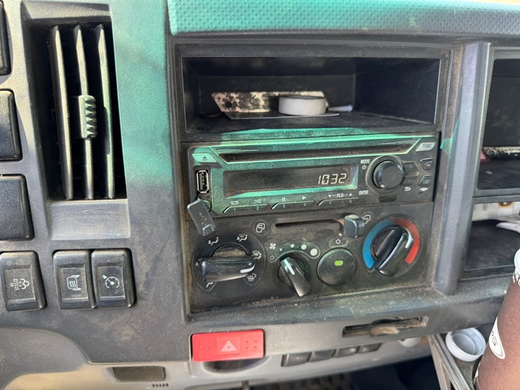 2019-isuzu-nrr-image-37