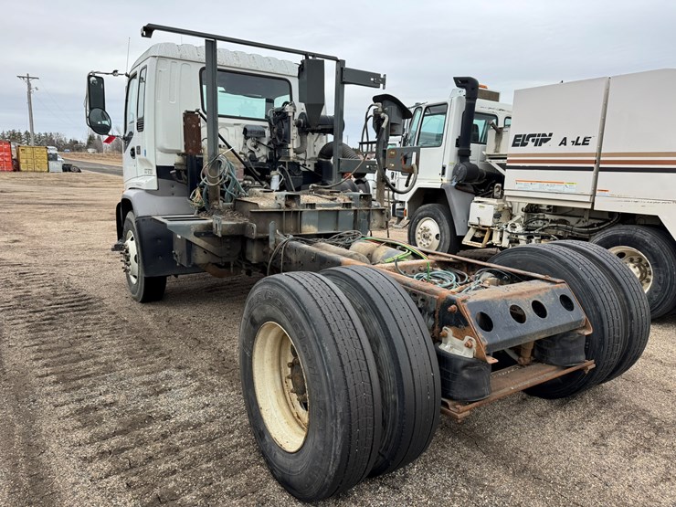 2005-gmc-t7500-image-2