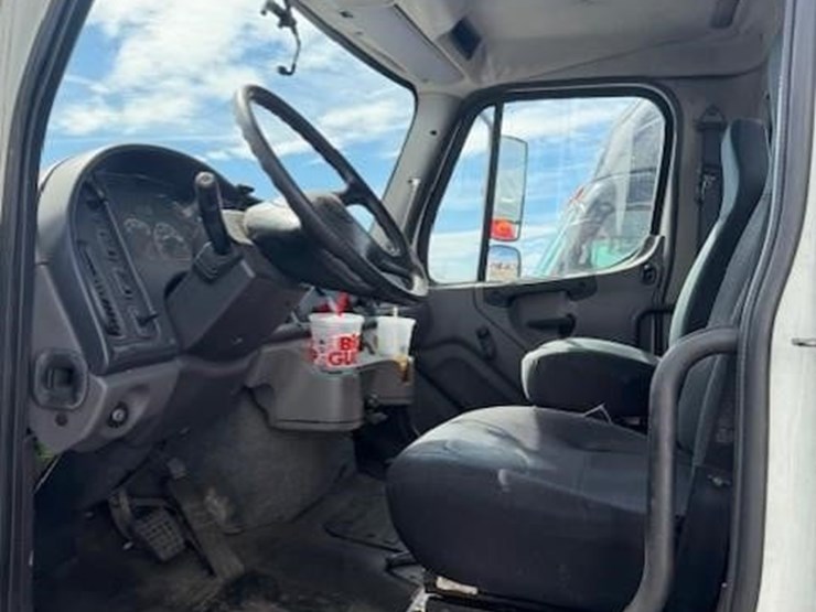 2018-freightliner-cascadia-126-image-2