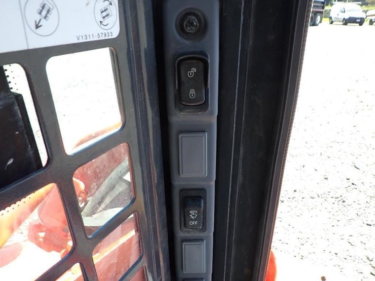 kubota-ssv65-image-24