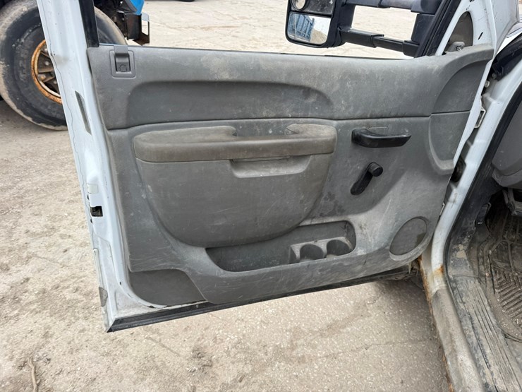 2012-chevrolet-3500-image-41