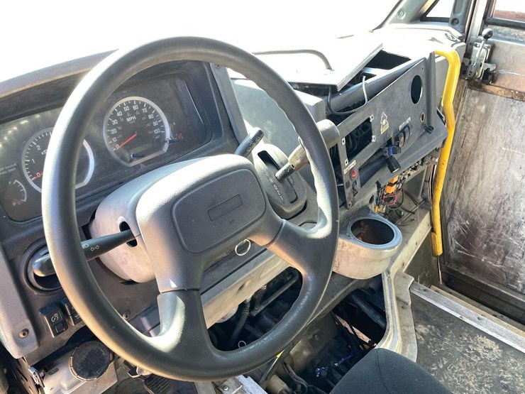 2013-isuzu-reach-image-10