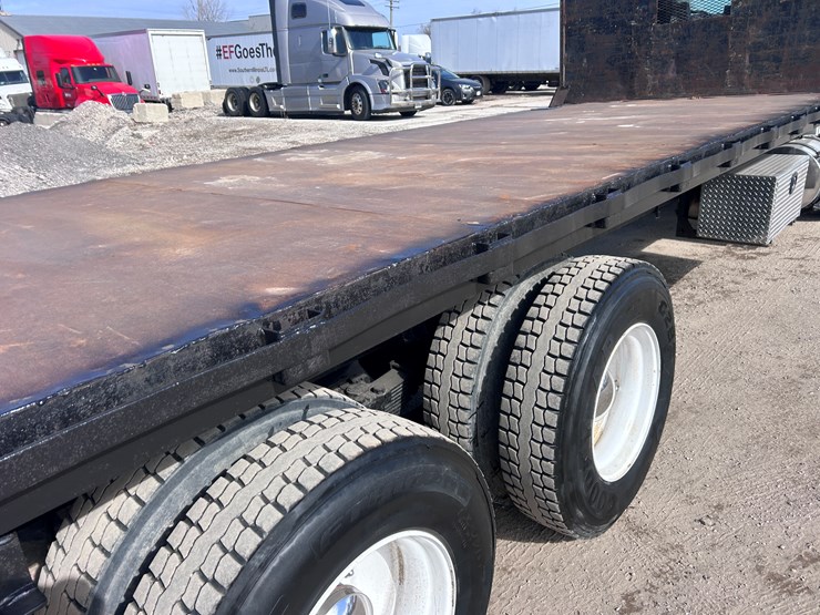 #1679-•-2004-kenworth-flatbed-truck-image-23