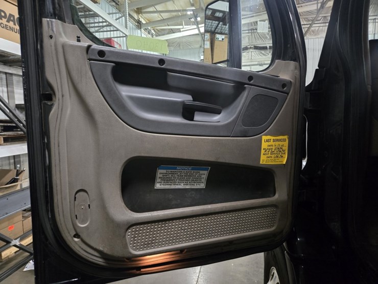 #2295-•-2016-freightliner-cascadia-day-cab-truck-tractor-image-55