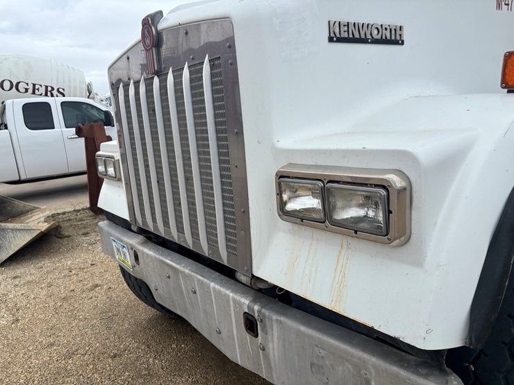 2004-kenworth-w900-image-12