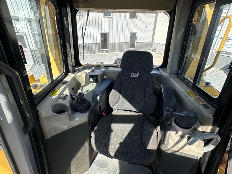 2011-caterpillar-d6t-image-17