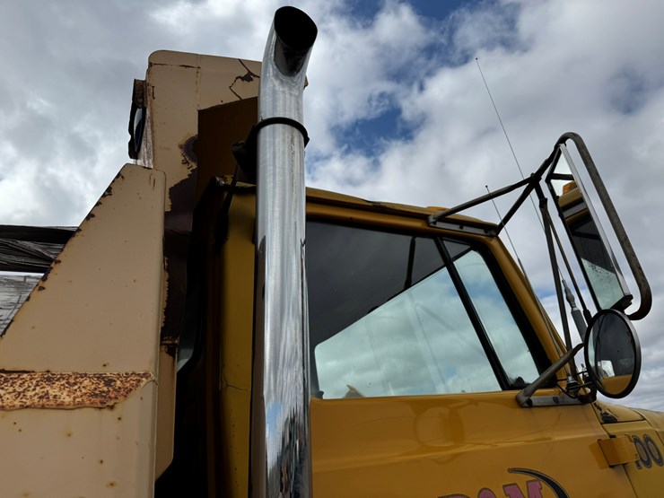 1977-ford-8000-image-18