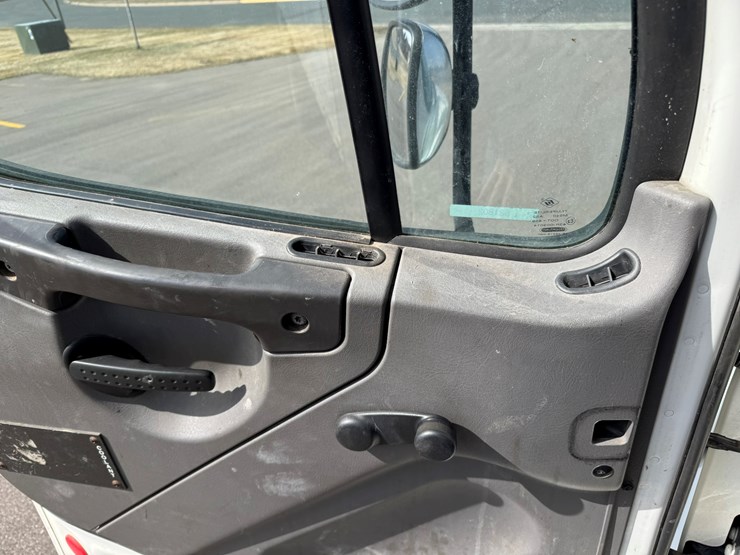 #2160-•-2006-freightliner-business-class-m2-box-truck-image-37