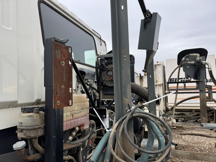 2005-gmc-t7500-image-26