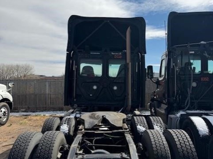 2018-freightliner-cascadia-126-image-4