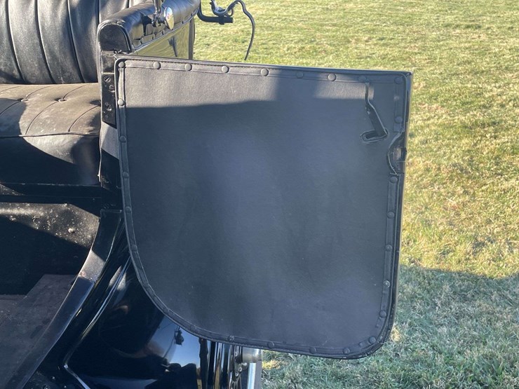 1917-model-t-touring-image-55