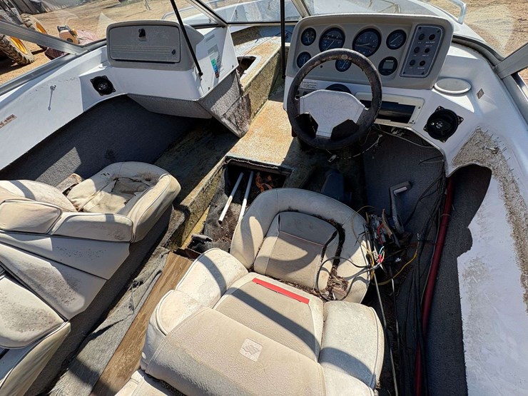 four-winns-"180-freedom"-ski-boat-w/-trailer-image-21