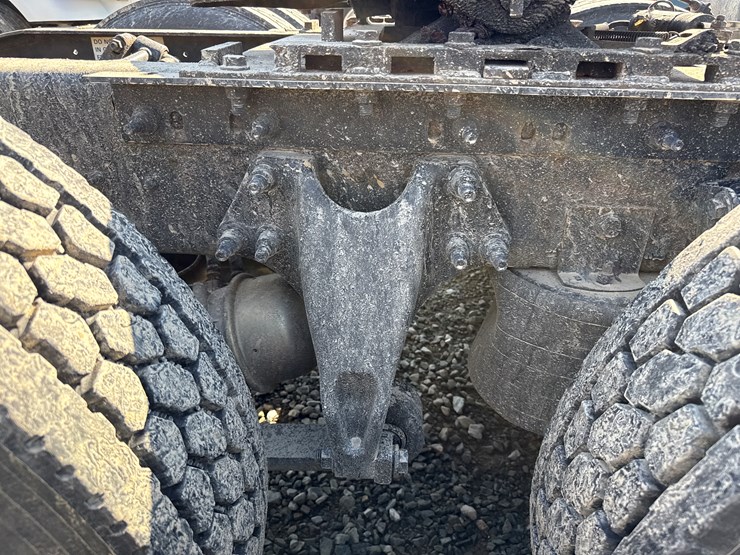 #2199-•-2020-international-a26-sleeper-cab-truck-tractor-image-39