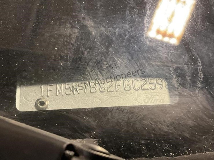 2015-ford-explorer-image-16