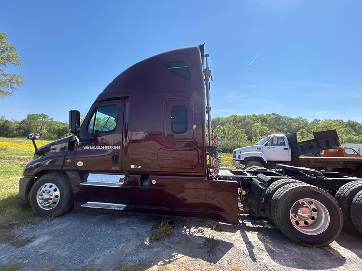 2015-freightliner-cascadia-125-image-4