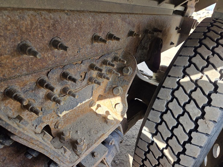 2012-international-7600-image-28