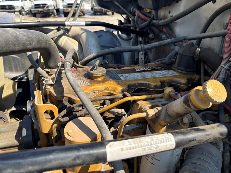 2002-freightliner-fl80-image-17