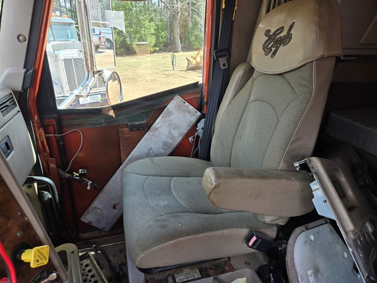 #1515-•-2005-international-9400i6x4-sleeper-cab-truck-tractor-image-41