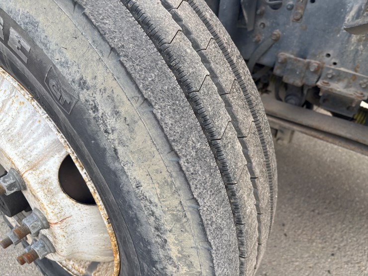 2005-gmc-t7500-image-100