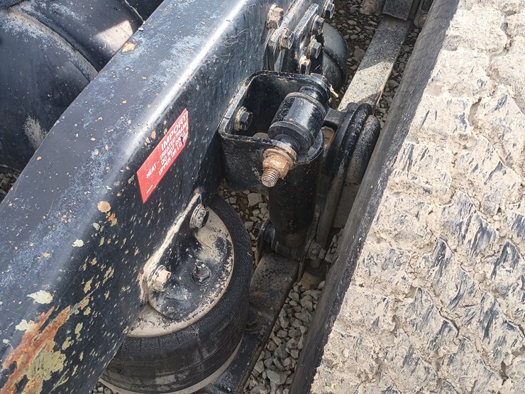 2012-massey-ferguson-8-image-22