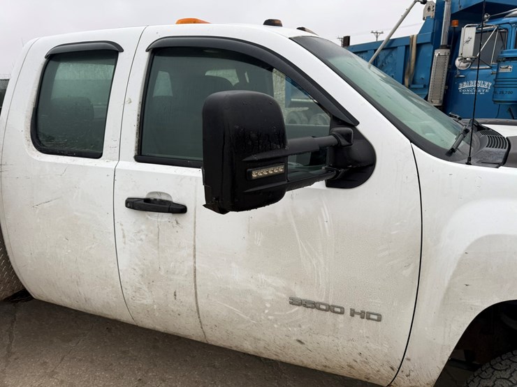 2012-chevrolet-3500-image-18