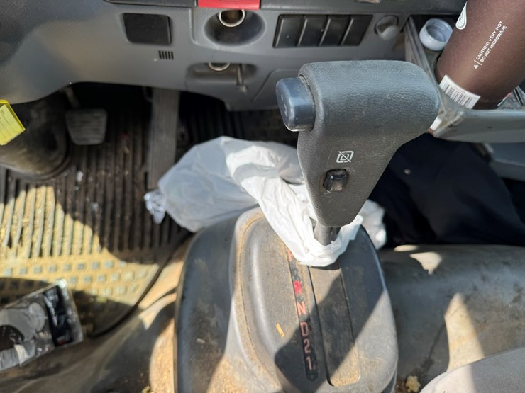 2019-isuzu-nrr-image-38