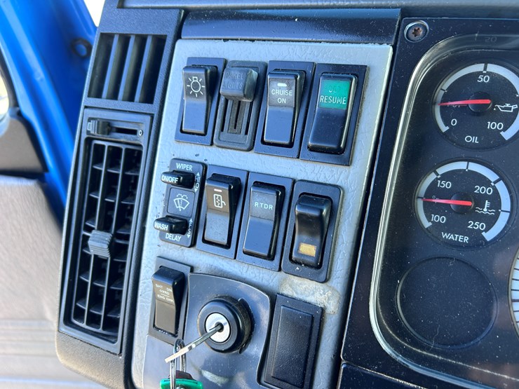 #1680-•-2003-freightliner-day-cab-truck-tractor-image-57