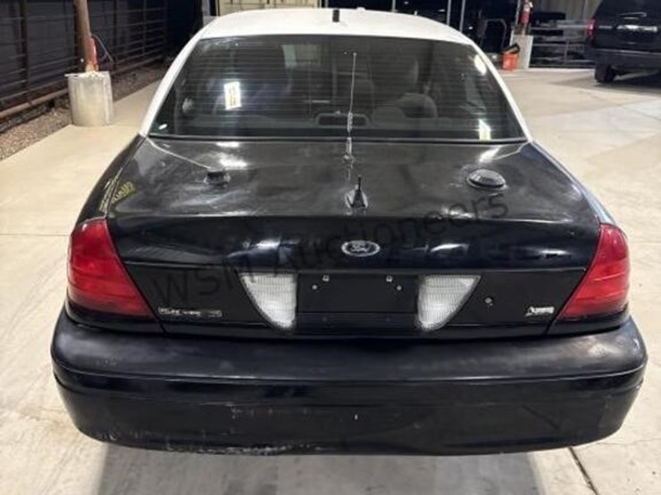 2011-ford-crown-victoria-sdn-image-7