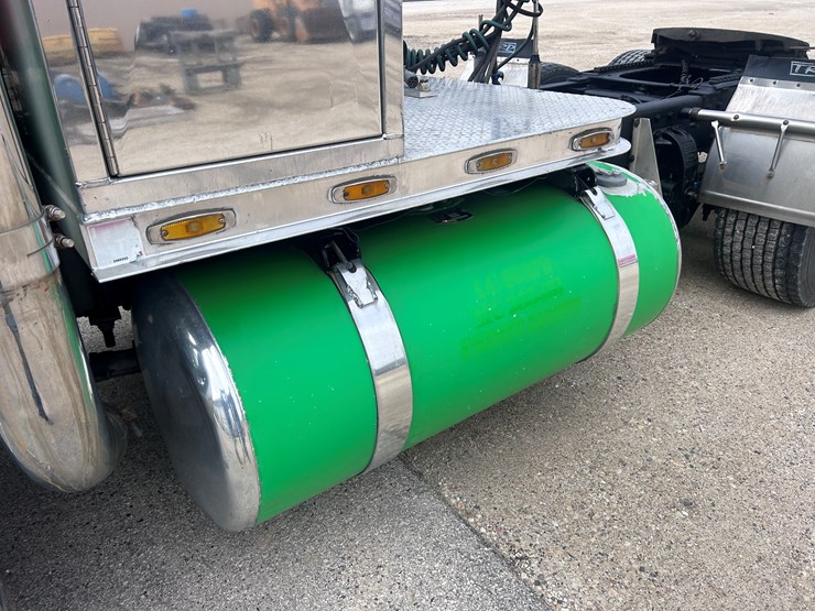 1999-peterbilt-379-image-13